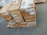 de nombreux cartons empilés sur une palette posée au sol