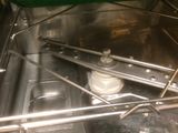 un plateau vert posé sur une cuisinière dans une cuisine