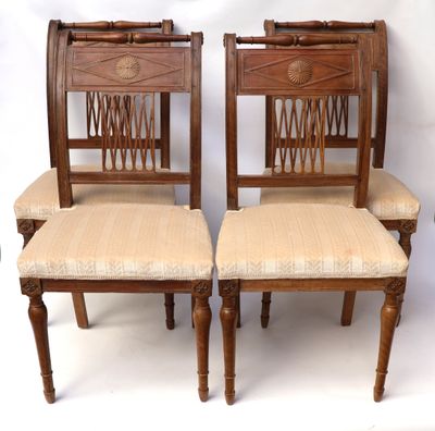 lot de quatre chaises de salle à manger anciennes avec assise rembourrée