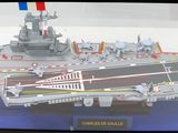 une maquette de porte-avions exposée dans une vitrine