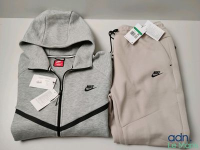 deux paires de pantalons de survêtement Nike et un sweat à capuche posés sur une table