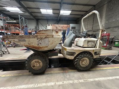 un camion-benne garé dans un entrepôt