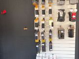 une vitrine présentant des téléphones portables accrochée au mur d'un magasin