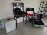 une table, une chaise et un miroir dans une pièce