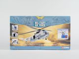hélicoptère militaire miniature dans sa boîte, sur fond blanc