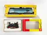deux boîtes contenant un petit train, posées sur une surface blanche