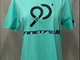 un t-shirt vert orné d'un logo noir et blanc