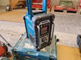 une radio portable posée sur une boîte à outils