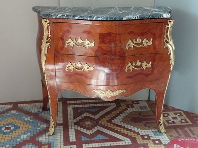une commode en marbre exposée dans une pièce