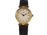 une montre-bracelet pour femme avec un cadran blanc et un bracelet en cuir noir
