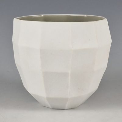 un vase blanc posé sur une table
