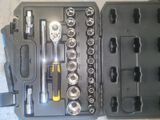 un coffret à outils noir posé par terre