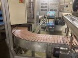 un tapis roulant au milieu d'une usine