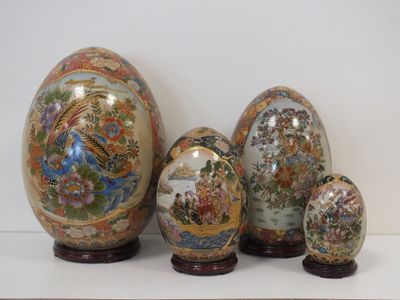 cinq vases décoratifs posés sur une table blanche