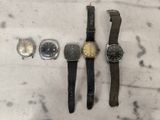 trois montres et une montre sont posées sur une surface en marbre