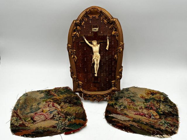Christ dans un encadrement doré sur un fond en cuir point 2 petit...