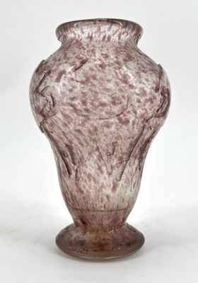 un vase en verre posé sur une surface blanche