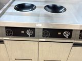 une plaque de cuisson en acier inoxydable équipée de deux feux