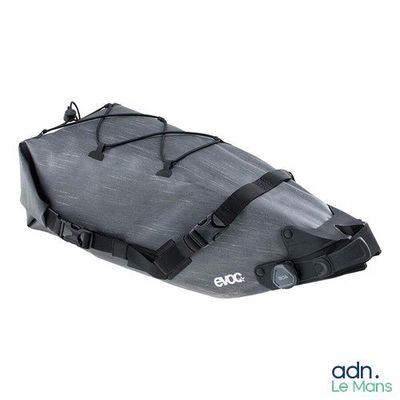 une image montrant un gros plan d'un sac sur fond blanc