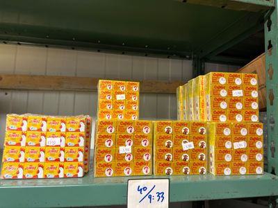 de nombreuses boîtes de nourriture sur une étagère dans un magasin
