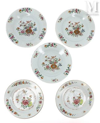 quatre assiettes en porcelaine ornées de motifs floraux sur fond blanc