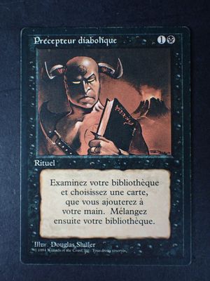 Sur la carte, on voit un homme tenant un livre