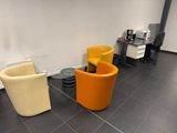 deux chaises et une table dans une pièce aux carreaux noirs