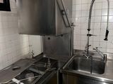 une cuisine avec un évier, une cuisinière et un lave-vaisselle
