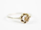 un gros plan d'une bague ornée d'une fleur