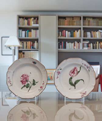 trois assiettes posées sur une table