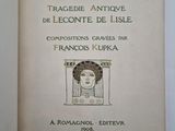 un livre ouvert sur lequel est dessiné le visage d'une femme