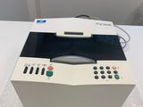 un gros plan d'une machine blanche posée sur une table