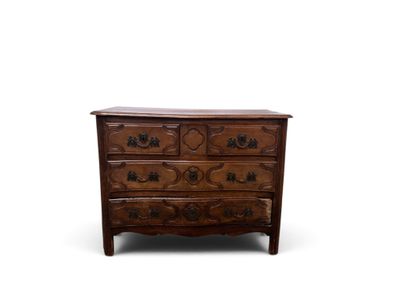 une commode ancienne sur fond blanc