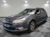 la voiture grise est garée sur un sol en damier dans le garage