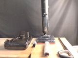 une photo d'une table sur laquelle se trouvent un aspirateur et d'autres outils