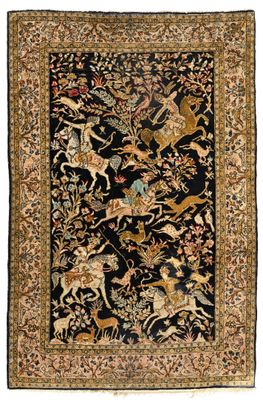un tapis noir et doré orné d'animaux et de fleurs