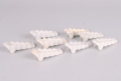 Suite de huit cale-assiettes en céramique blanche par J. Pér…