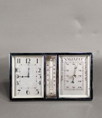 deux horloges posées côte à côte sur une table
