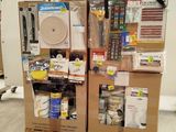deux palettes chargées de cartons de fournitures dans un entrepôt