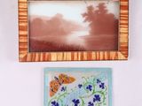 une photo représentant un tableau accroché au mur à côté d'un autre tableau