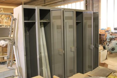 de nombreux casiers métalliques dans une pièce en cours de construction