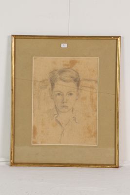 dessin représentant le visage d'une femme dans un cadre doré sur un mur blanc
