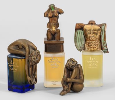 plusieurs types différents de flacons de parfum ornés d'une statue représentant un homme