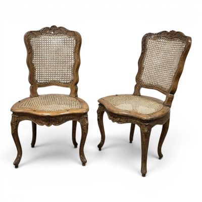 paire de chaises de salon à dossier en rotin de style Louis XV