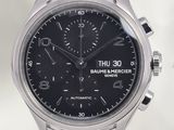 une montre en argent avec un cadran noir sur fond blanc