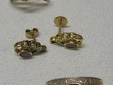 plusieurs types de bijoux sont présentés sur une surface blanche