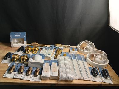 une table sur laquelle se trouvent de nombreux objets différents