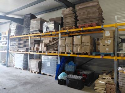 de nombreux cartons et boîtes sur les étagères de l'entrepôt