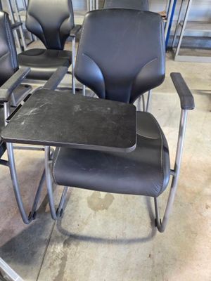 Ensemble de 12 fauteuils GIROFLEX en simili cuir noir et mét…