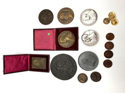 un lot de pièces de monnaie posées sur une table